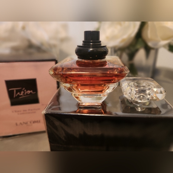 July 2013 Tresor Lumineuse by Lancome EDP / L'Eau De Parfum; 30ml / 1.0 fl.oz - Picture 13 of 16